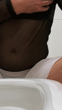 Travesti com bumbum grande e minissaia está fazendo xixi