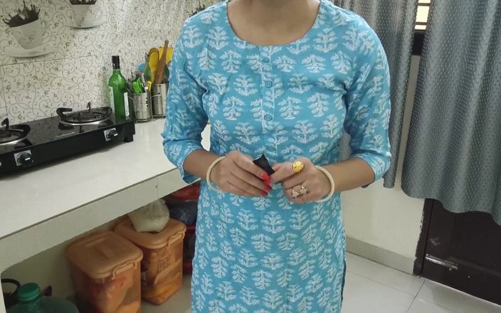 Saara Bhabhi: Hintli seks hikayesi rol oyunu - Hintli üvey anne mutfakta sikiliyor