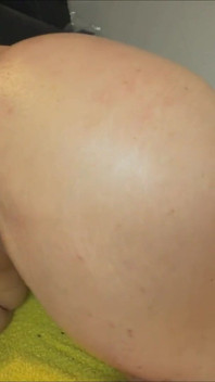 曲線美のある女の子が激しく膣を突いた後、たくさんスカートを浴びせてしまった