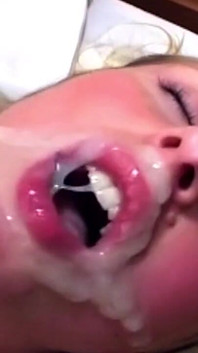 Блондинка Ahegao капает от глубокого траха пальцами