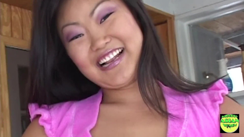 Naughty Asian Women: Głębokie gardło i mając jej azjatycki dupek lizał Lucy Lee...