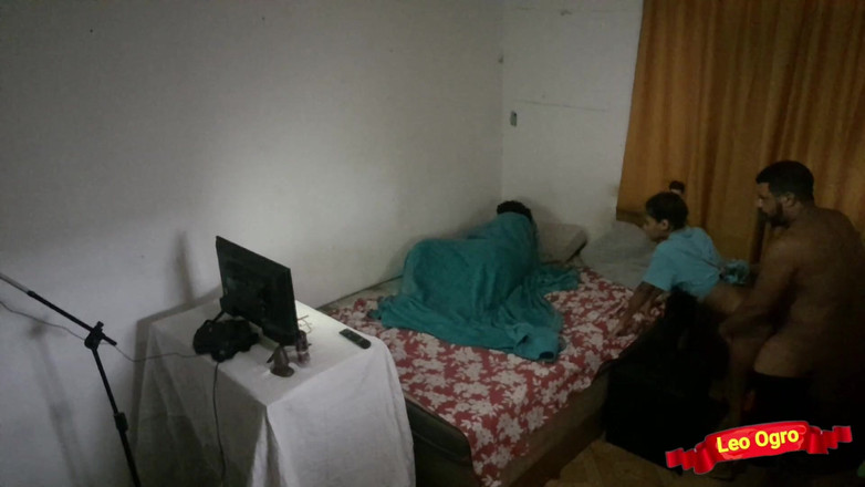 LeoOgro: Sono entrato nella stanza, la mia figliastra stava guardando il...