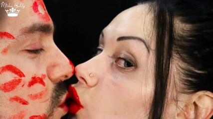 Goddess Misha Goldy: Alex gesicht mit roten lippenstiften bedeckt, küsse