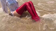 Shiny teens: 859 Lesklé červené spandex punčochy na pláži 2