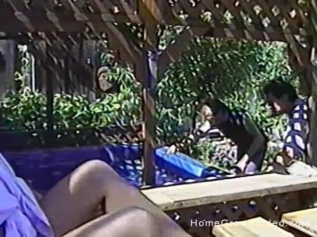 Homegrown Wives: Fiesta swinger en bañera de hidromasaje