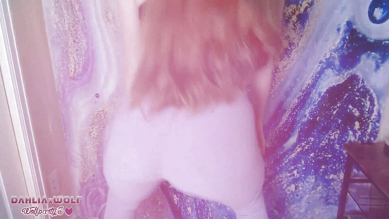 Dahlia Wolf: हॉट लड़की तंग लेगिंग में पीसती और मटकाती है