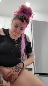 4K Ragazza disperata di pipì finisce con un gioco di pipì di vetro