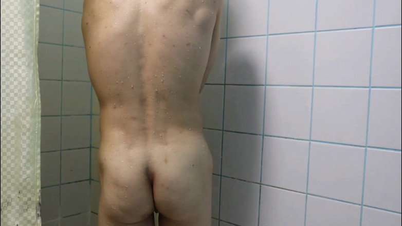SEXY_GUYBEST: Semental muscular apasionado se ducha después del trabajo y se...