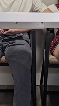 Studenti se baví během nudné přednášky