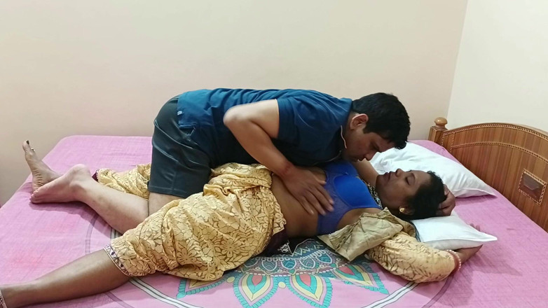Popmini: bhaartiy seksi vivaahit bhaabhi romantik land chusaee aur saari men...