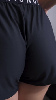 PAWG MILF škádlí její zadek ve sportovních Under Armor Kraťasy