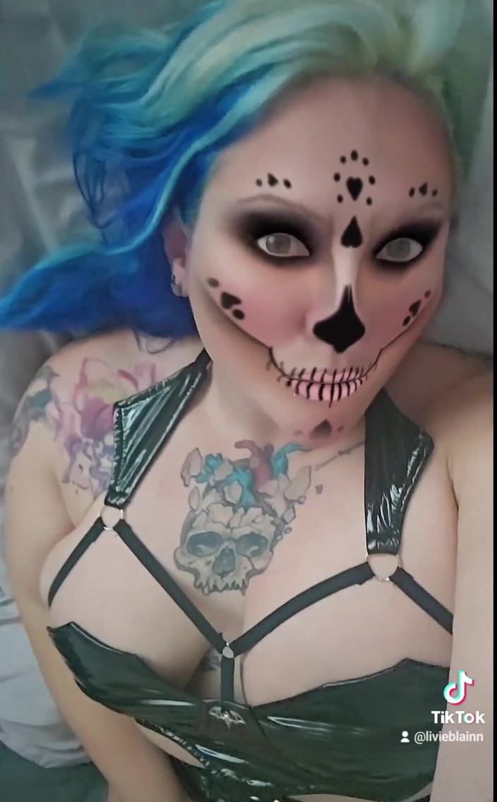 Livie Blainn: セクシーなハロウィーンがやってくる