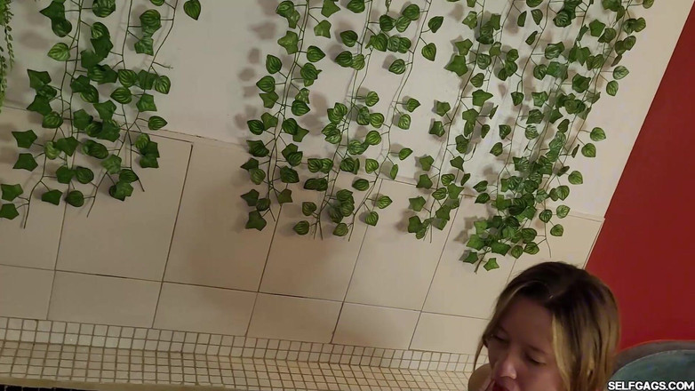 Selfgags Latina Bondage: フェティッシュへのチェックイン - パート2:浴槽の中の手によってコントロールされる