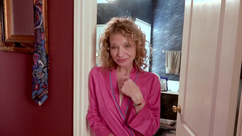 Curly blonde slut Sharon: Massage par Sharon