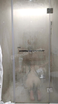 Pasangan desi cergas berkongkek dengan erotik berwap mandi
