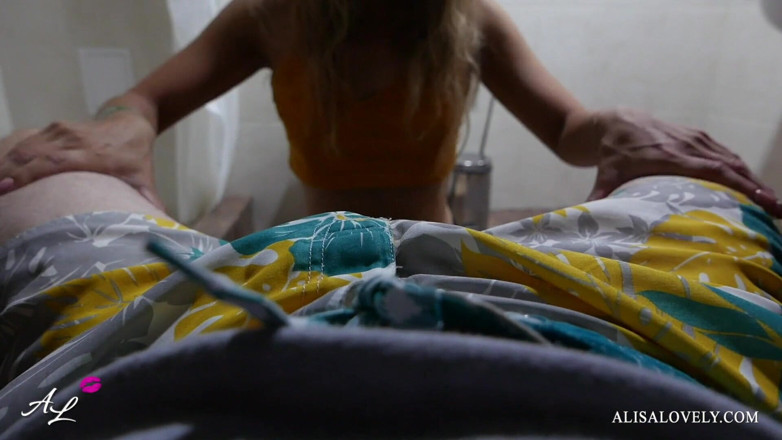 Alisa Lovely: Mooie vriendin pijpbeurt, aftrekken en krijgt sperma in de mond...