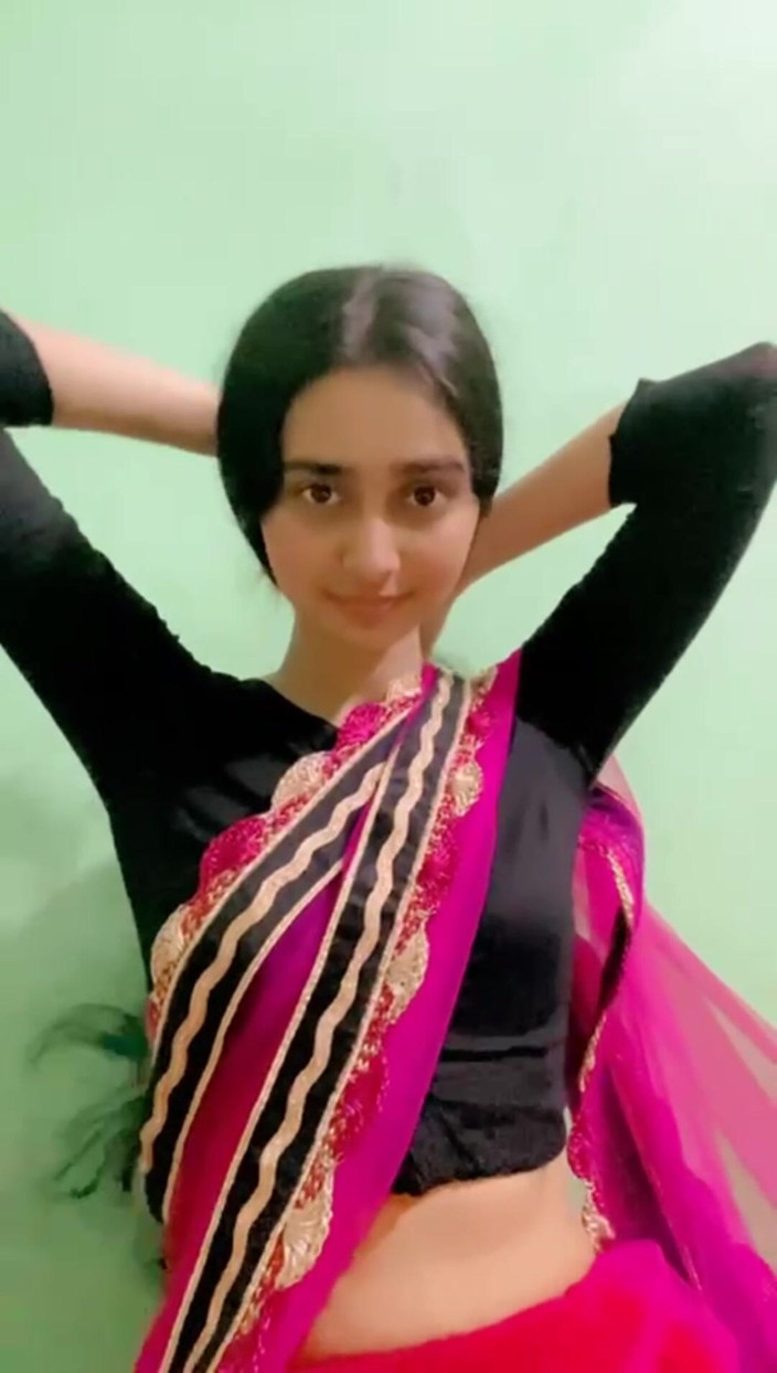 MehwishAly: Awek desi dalam pakaian desi menunjukkan teteknya