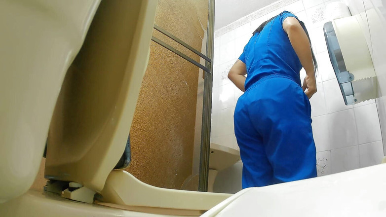 irina69star: Kamera erwischt krankenschwester beim pissen im krankenhaus-badezimmer (krankenschwester)