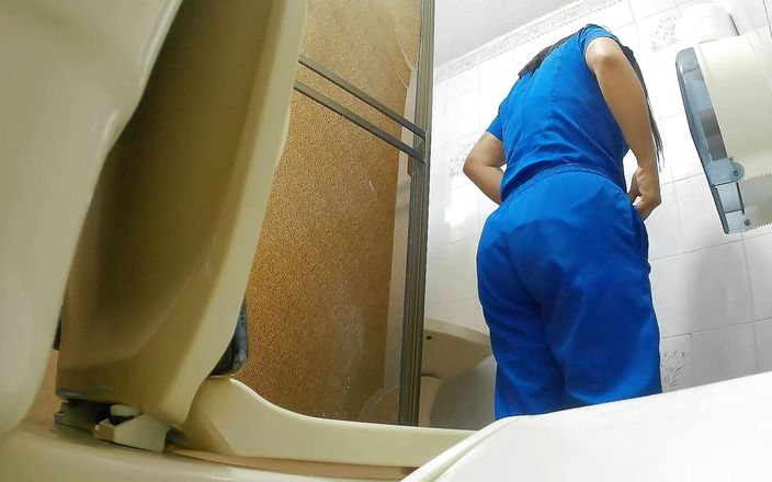 irina69star: La cámara atrapa a la enfermera meando en el baño...