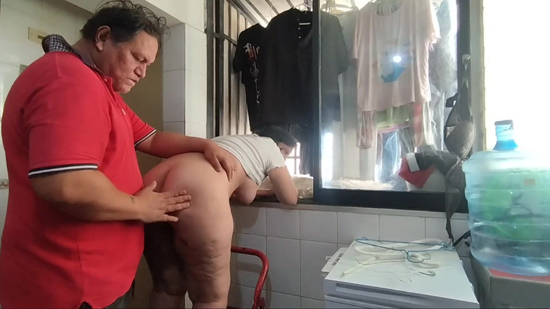 MaturecoupleVe: Mi Dice Che Se La Aiuto Ad Appendere I Vestiti...