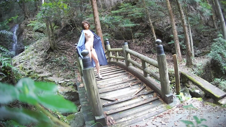 Mayumi Kanzaki: Japonesa milf al aire libre