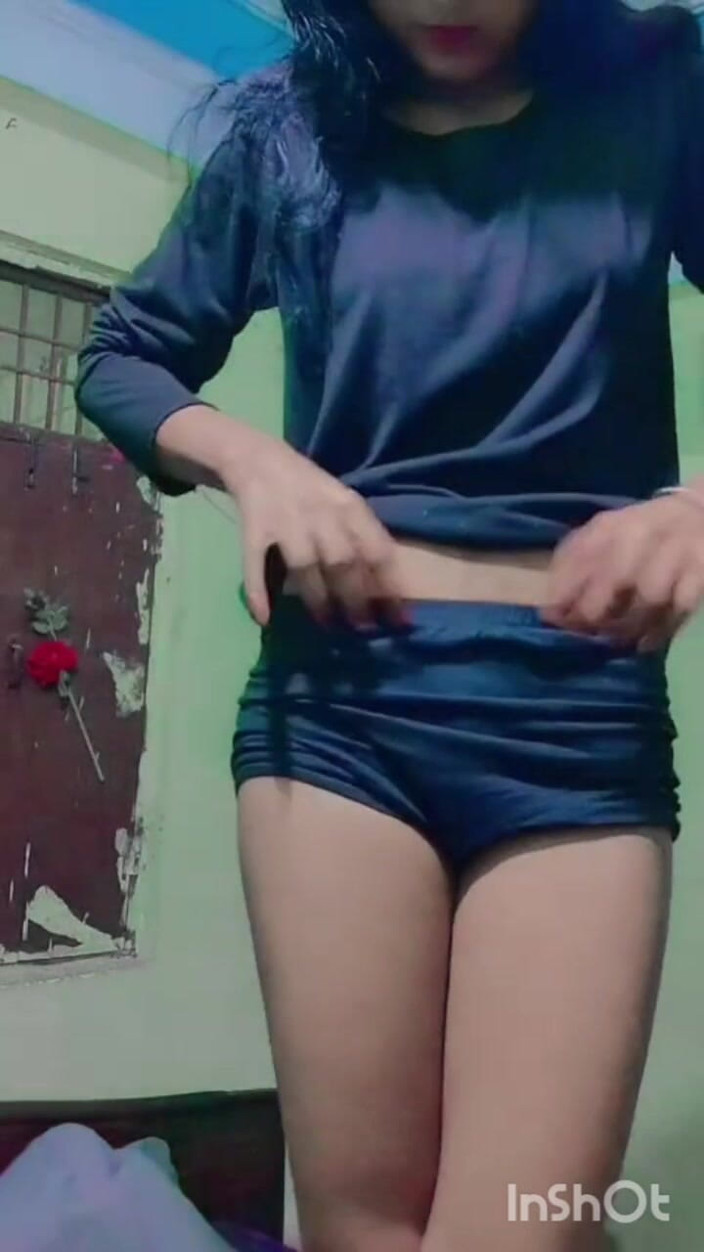 Sluty Piya: 我的德西女友展示她的胸部和阴户手淫硬操