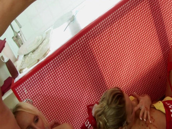 DARVASEX: 面白い食べ物シーン2:クリームまみれの4Pでランジェリー姿でセックスするブロンドのウェイトレスカップル