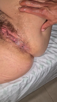 Mamă sexy incitantă cu o pizdă păroasă, sex anal în prim-plan. Orgasmul anal al unei mame sexy amatoare