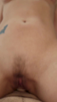 लाल बालों वाली milf(चोदने लायक मम्मी) elly होटल के कमरे में सख्त लंड की सवारी करती है