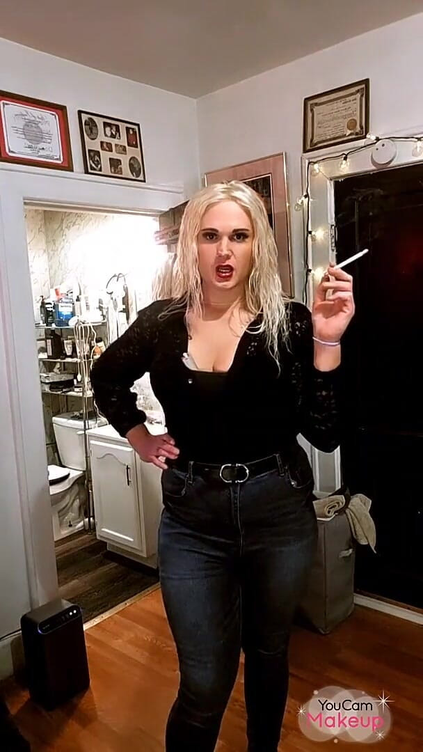 Mommy Smokes Before Fuck (Ktfx)
