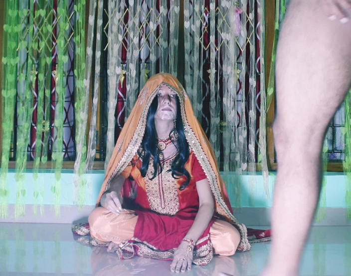 Bolly Karma: Chồng tôi có sở thích đặc biệt để xuất tinh.