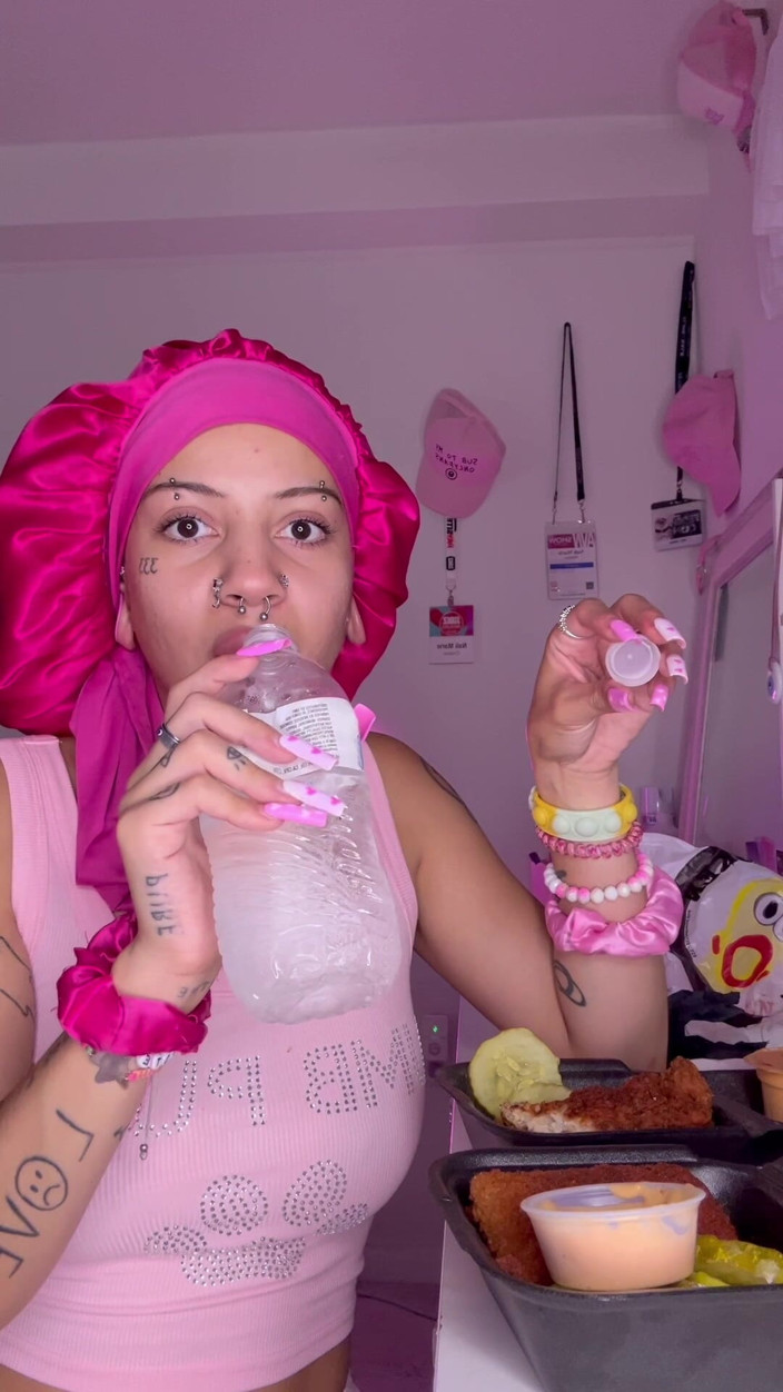 Nali Marie: Pikantní jídlo Mukbang přejídající se sezení na obličeji Drobná dívka...