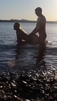Sexo romântico em uma praia pública