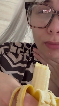 Obří nevlastní sestra jí drobný nevlastní bratr