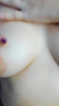 私の自然なおっぱいはあなたのチンポに落ち着きがありません