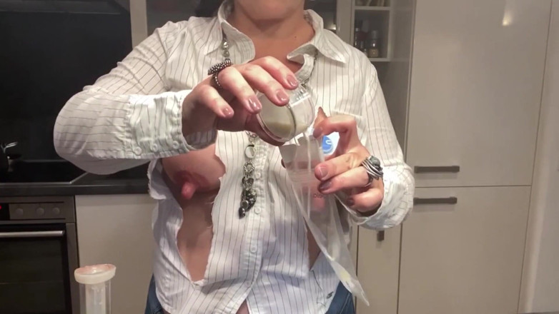Tanja Tachee: Muttermilch von Tanja füllen
