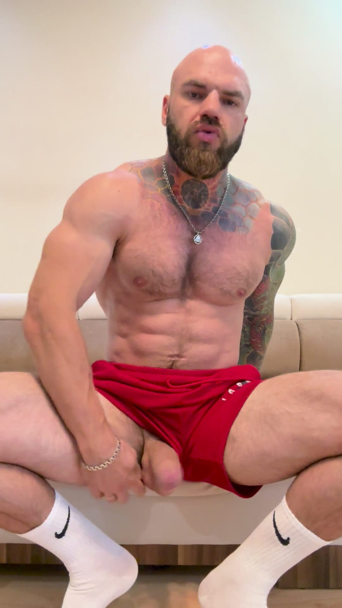 Valdemar Santana: ショートパンツ姿のアスリート - ズボンの裾から大きくて、自分の股間を握りしめて叩いていました