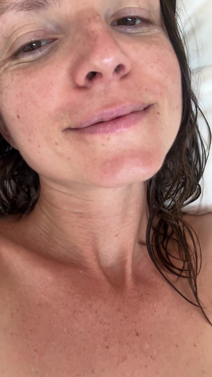 Gina Gerson: Masturbation manuelle après la douche avec un jouet