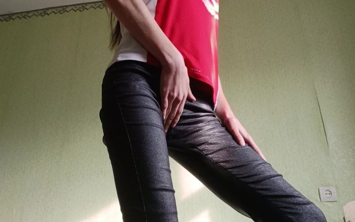 Lesbian-illusion: Je me masturbe devant ma voisine dans l’appartement pendant qu’elle...