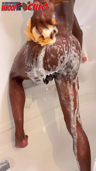 Douche de prison, un détenu se lave et étire les lèvres de son cul noir lâche pour vous (ralenti) - avec DJ Buttpussy