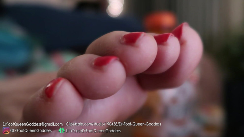 Dr. Foot Queen Goddess: Riprendo di nascosto il suole del tavolo del caffè mostra...