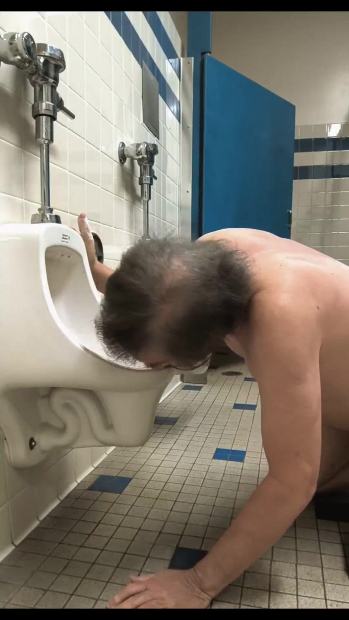 American_Nudist: Cara Membersihkan Tandas Awam Dengan Betul Dan Kencing