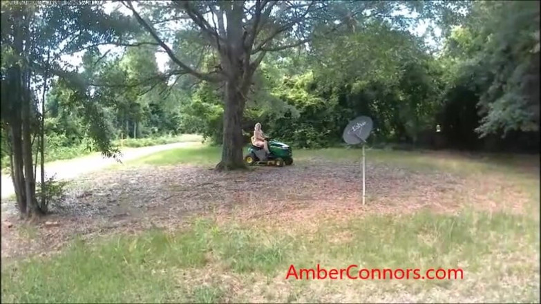 Amber Connors: Nahá sekačka na trávu