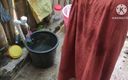 Anit studio: Une Indienne se lave dehors