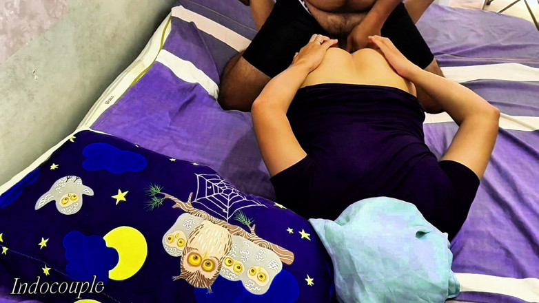 Indo Couple: 케바야의 섹시한 소녀와 미니스커트로 마사지를 해주는 관능적인 마사지 가게.