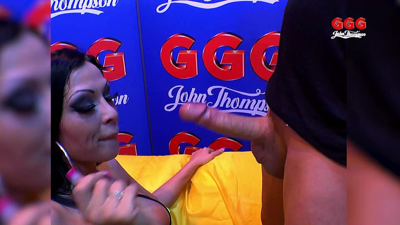 Gang Bang Germany: 热辣的黑发女郎在屁股到嘴里吞下钢棒 ggg john thompson