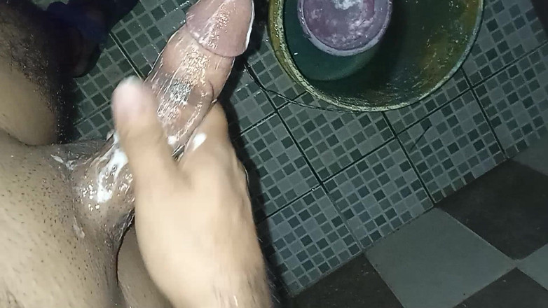 Cute boy jerks off: Guy Takes Pleasure in the Bath for His Wife to...