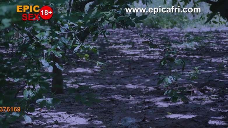 Epicafri: saanvli aphriki lesbiyan khelti hain aur khet men phuhaar chhorti...