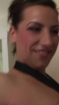 O mamă sexy brunetă se masturbează sălbatic, dar prietena ei știe cum să o facă să simtă mai multă plăcere