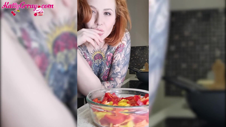 Katty Grray: Une fille sexy veut vraiment du sexe et cuisine à poil - érotique...